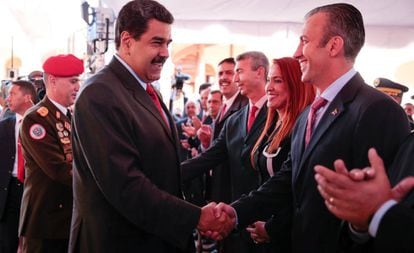 Maduro aperta a mão de Tareck El Aissami, em Caracas.