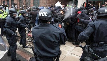 Pol&iacute;cia joga spray de pimenta em manifestantes contr&aacute;rios a Trump em Washington. 