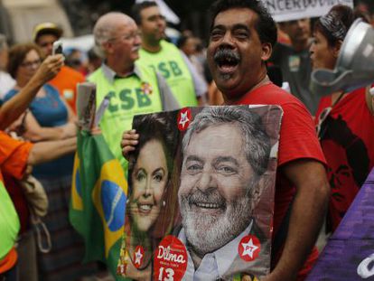 Homem segura cartaz com Lula e Dilma no protesto do Rio.