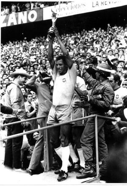 Carlos Alberto levanta o troféu do Mundial de 1970.