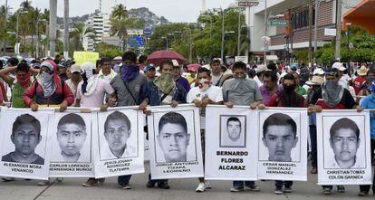 Estudantes protestam em Acapulco pelos 43 desaparecidos.