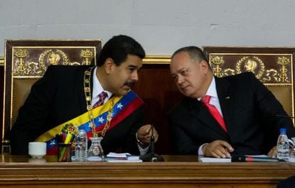 Maduro conversa com Diosdado Cabello na Assembleia Nacional.