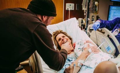 Matthew Eledge com sua mãe, Cecile, e sua filha Uma, no hospital.