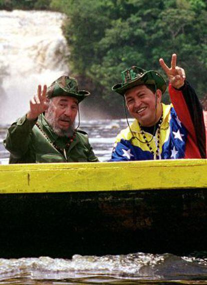Os ex-presidentes Fidel Castro e Hugo Chávez em 2001 em uma canoa no leste da Venezuela.