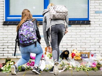 Estudantes deixam homenagens a Savannah Dekker, uma das duas meninas assassinadas.