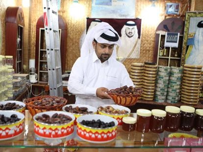 Comerciante vende tâmaras e mel em tenda em Doha