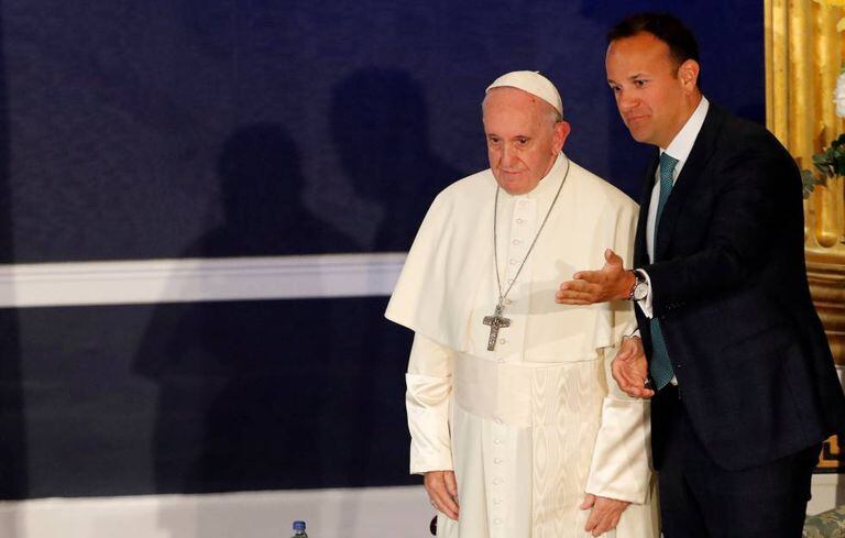 O Papa, acompanhado pelo primeiro-ministro Leo Varadkar, em sua chegada a Dublin neste sábado.
