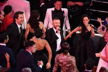 Justin Timberlake (centro) canta e dança. À esquerda, Javier Bardem.