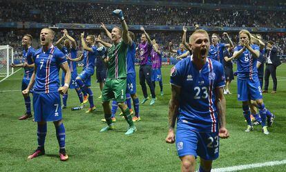 Jogadores da Islândia celebram a vitória sobre a Inglaterra.