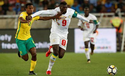 O senegalês Niang conduz a bola num jogo contra a África do Sul.