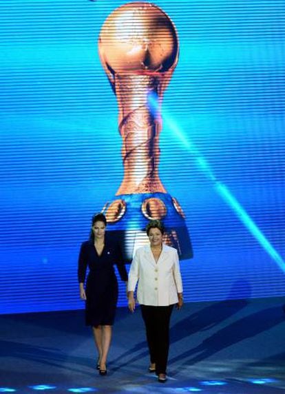 À direita, Dilma Rousseff, presidenta do Brasil, durante a celebração da Copa do Mundo de Futebol no Rio, em 2014.