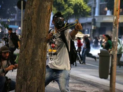 Manifestantes enfrentam a pol&iacute;cia no Rio.