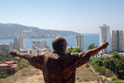 O empresário Ron Scala olha Acapulco de sua casa.
