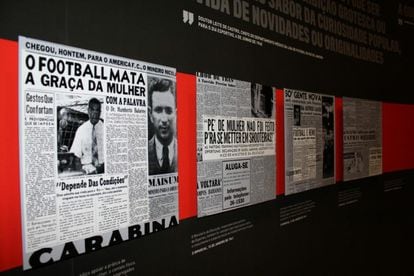 Recortes de jornais da década de 40 na exposição "Contra-ataque!", do Museu do Futebol, em 2019.