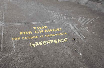 Mensagem em uma área das Linhas de Nazca, no sul do Peru.