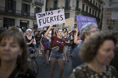 Manifestação na Praça Sant Jaume, em Barcelona, contra a liberdade provisória concedida aos acusados do grupo conhecido como “La manada”, em 27 de abril de 2018.