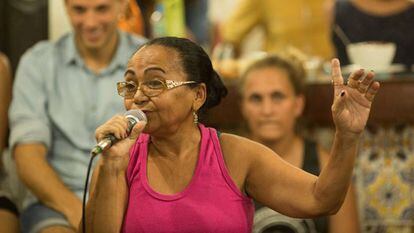 Dona Lindacy Menezes no debate na Garagem das Letras, dia 1º de fevereiro