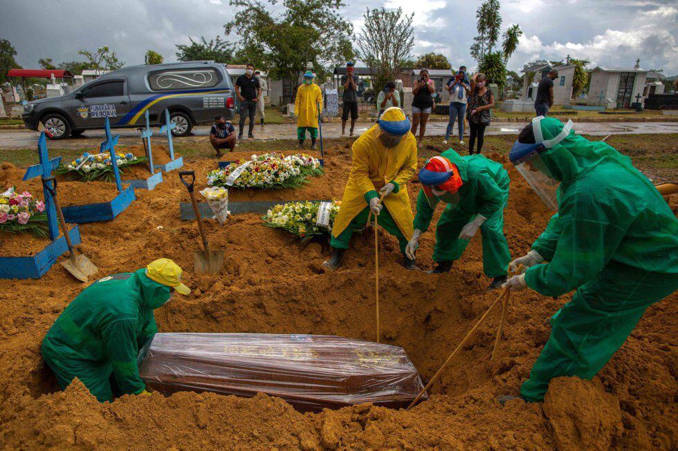 Enterro de uma vítima de covid-19 em um cemitério de Manaus em 13 de janeiro.
