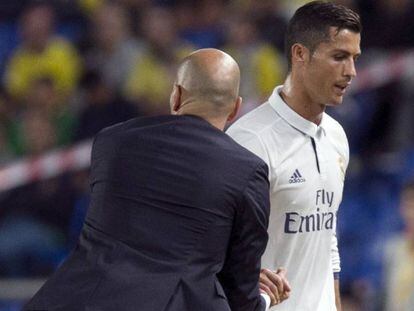 Cristiano cumprimenta Zidane depois de ser substituído.
