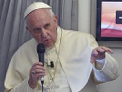 Ao comentar os atentados em Paris, o Pontífice argentino diz que “a liberdade de expressão tem limites”