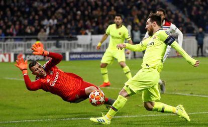 Goleiro Lopez sai abafando chute de Messi na França.