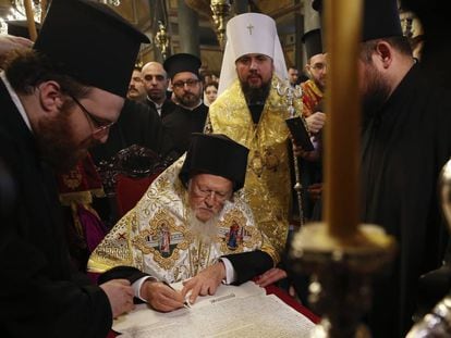 Bartolomeu I assina o decreto que marca a separação da Igreja Ortodoxa da Ucrânia em relação à da Rússia, neste sábado, em Istambul.