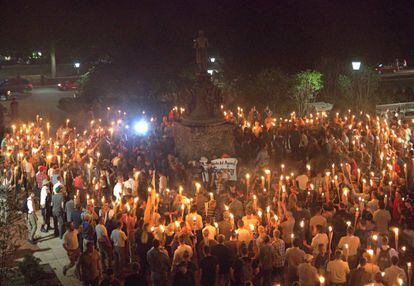 Dezenas de supremacistas brancos com tochas, na sexta-feira em Charlottesville.
