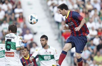 Messi cabeceia no jogo contra o Elche.