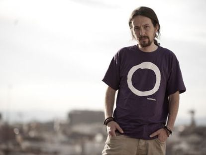 Pablo Iglesias com a camiseta do Podemos.