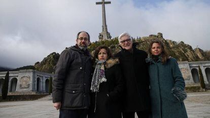 Os diretores do documentário 'O Silêncio dos Outros', Robert Bahar e Almudena Carracedo, nas pontas, e María Ángeles Martín e José María Galante 'Chato', vítimas de crimes do franquismo, no Vale dos Caídos.