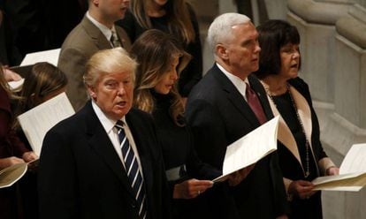 Donald Trump, com a esposa e seu vice-presidente, neste sábado na Catedral Nacional de Washington.