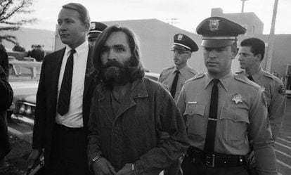 Charles Manson é escoltado ao tribunal em 1969