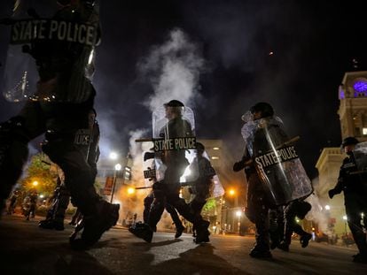 Policiais durante os protestos em Louisville (Kentucky).
