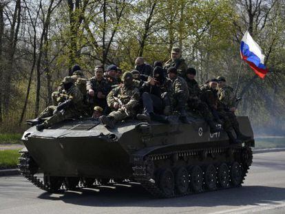 Um grupo armado, com símbolos pró-Rússia, na região de Kramatorsk.