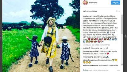 Madonna, na imagem em que oficializa a adoção de duas meninas no Maláui.