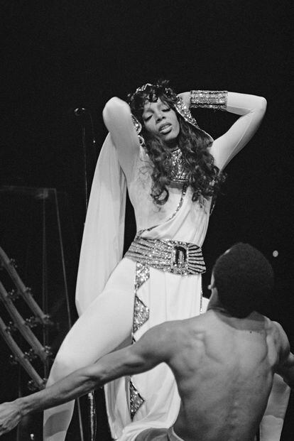 Donna Summer com um dançarino interpretando ‘Love to Love You Baby'. 