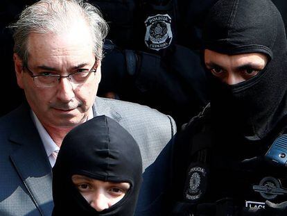 Cunha escoltado por policiais