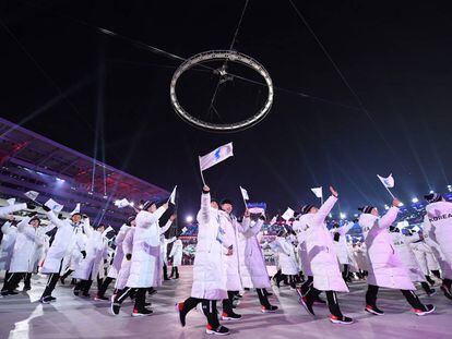 Atletas da delegação da Coreia Unificada na cerimônia de abertura dos Jogos de Inverno.