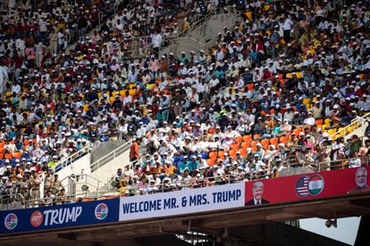 A plateia assisrte ao discurso de Trump no estádio em Ahmedabad.