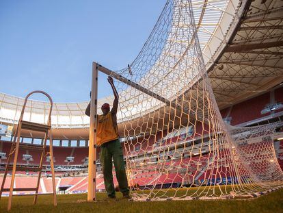 Empregado no campo do estádio Mané Garrincha, em Brasília, que receberá a abertura da Copa América.