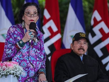 Daniel Ortega e sua esposa e vice-presidenta, Rosario Murillo, durante um ato oficial em Manágua.