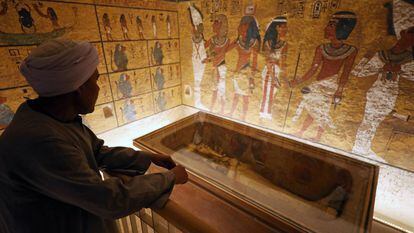Um visitante observa o sarcófago de Tutancamón.
