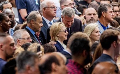 Clinton e sua filha saem do apartamento dela em Nova York.