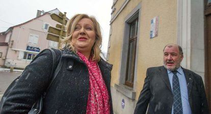 A candidata da Frente Nacional em Doubs, Sophie Montel (esquerda), chega a seu colégio eleitoral.