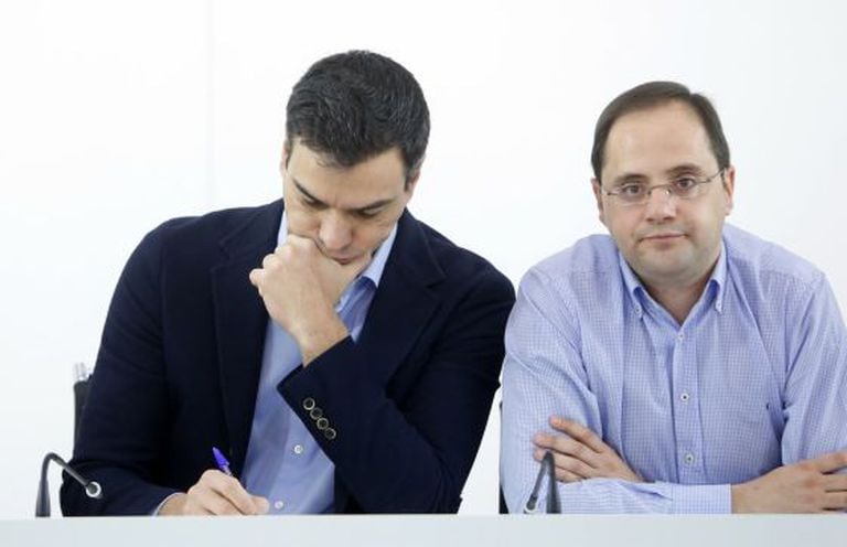 Pedro Sanchez e César Luena na Executiva do PSOE.