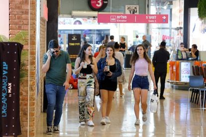 Pessoas sem máscara em um shopping center de Tel Aviv, em 15 de junho.