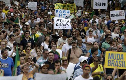 Protesto na Paulista pede 'impeachment' de Dilma Rousseff.