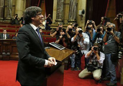 O presidente da Generalitat, Carles Puigdemont, no Parlamento catal&atilde;o. 
