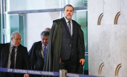 O presidente do STF, Antonio Dias Toffoli, é seguido por Celso de Mello e Marco Aurélio Mello ao entrar no plenário do tribunal.