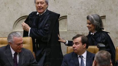 O presidente da República, Michel Temer, e o presidente da Câmara, Rodrigo Maia, prestigiam a posse da ministra Cármen Lúcia como presidenta do STF no lugar de Ricardo Lewandowski, em setembro de 2016.